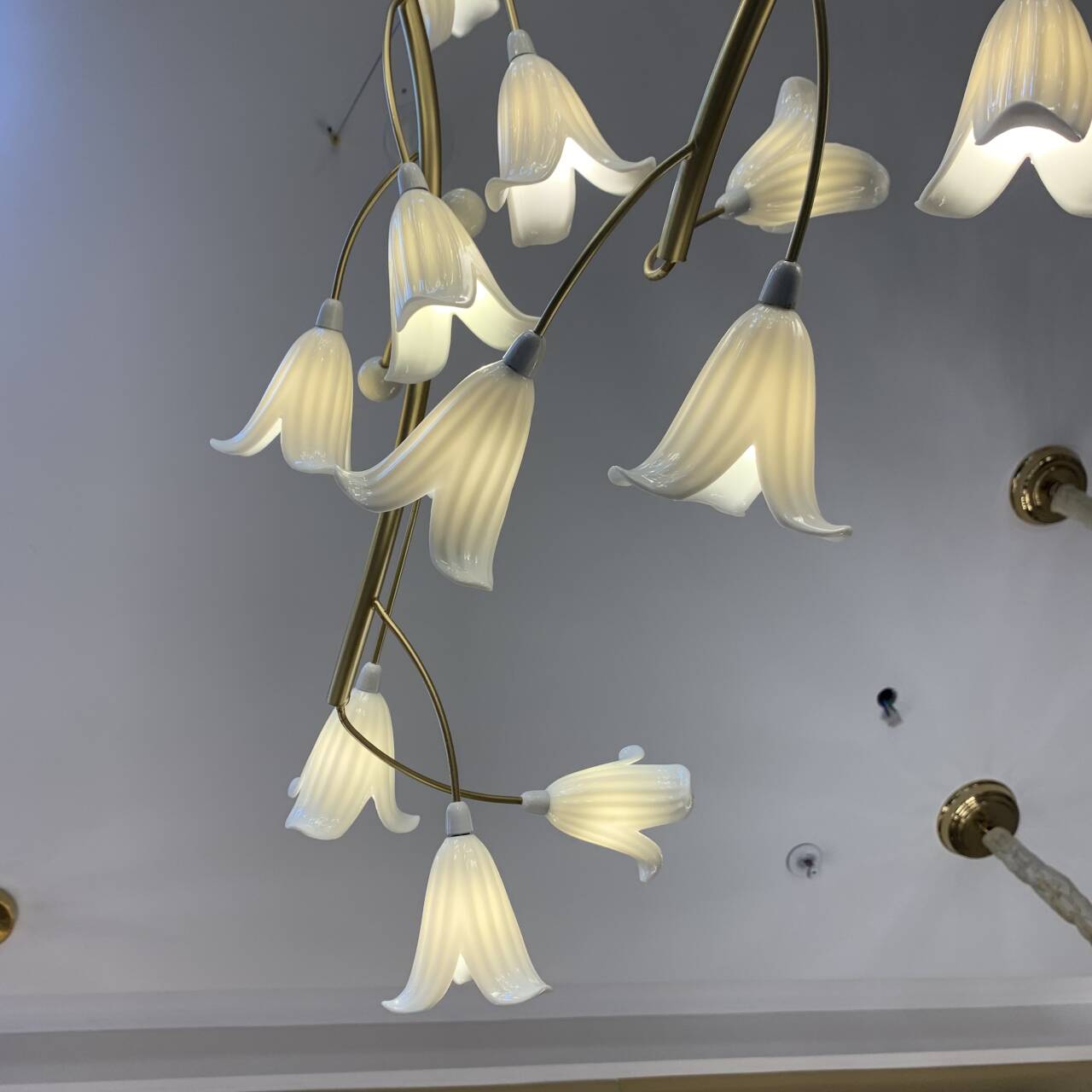 Modern Brass Branch Ceramics Flower Chandelier for Stylish Living Room Hotel and Restaurant - L110.24''*W30.7''/L280cm*W78cmWarm LightJoyfuzzy